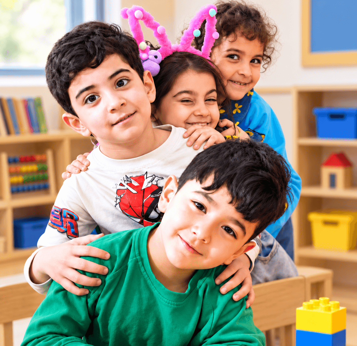 در آیدانا، کودکان در گروههای کوچک، بازیهایشان را خودشان طراحی میکنند، برای آن قانون میسازند و در پایان، شیوهی بازی را به دیگران آموزش میدهند